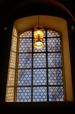 Güzel pencere ve bir lamba Alman Katolik Kilisesi. Işık ve gölge