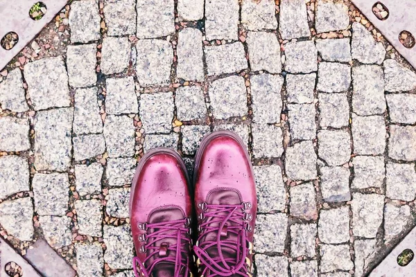 Selfie Pies Elegantes Botas Color Burdeos Pavimento Ciudad Clima Lluvioso — Foto de Stock