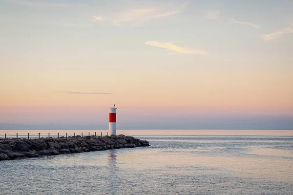 Deniz feneri ve Ontario Gölü üzerinde güzel pastel gün batımı. Rochester, İngiltere