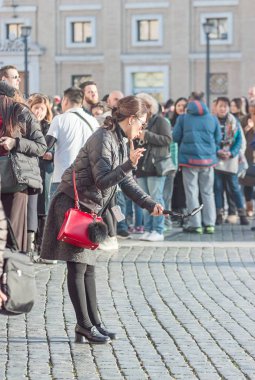 Vatikan, 21 Ocak, 2017. Genç kadınlar yapar selfie meydanda