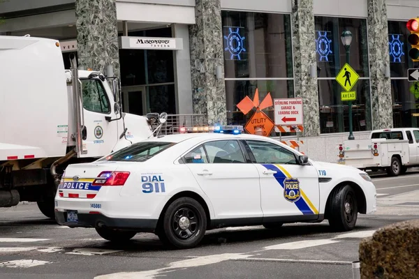 Philadelphia, Amerika Birleşik Devletleri. 23 Haziran 2018. Polis arabası ışıklı trafik ışıkları için bekliyor