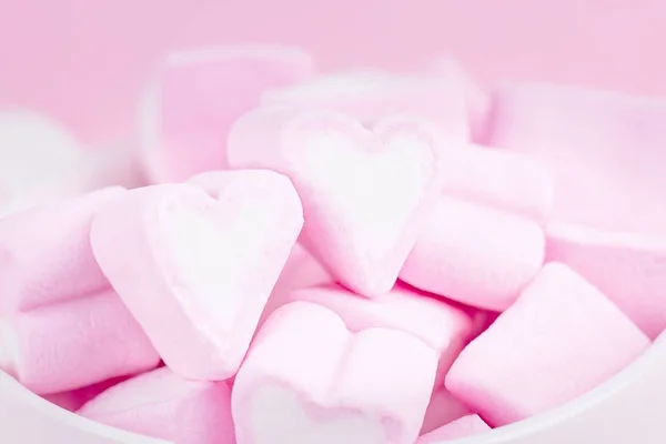 Liebesthema. rosa Marshmallow-Herzen. Hintergrund zum Valentinstag — Stockfoto