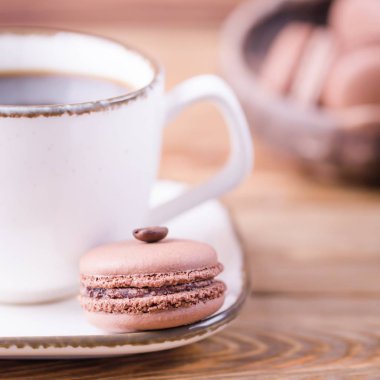 Sade kahve ve tatlı çikolata macaroons kahve çekirdeği ahşap zemin ile