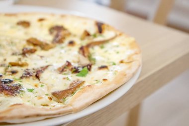 Beyaz mantar lezzetli pizza. Kopya alanı