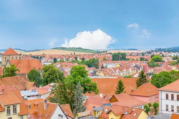 Arnstadt eski şehrin havadan görünümü. Kırmızı çatılar ve mavi gökyüzü. Thuringia, Almanya