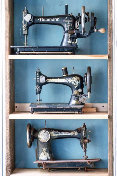 coser antiguas fotos de stock, imágenes de Máquinas de coser antiguas sin royalties | Depositphotos