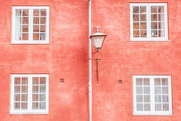 Pared Color Coral Farol Calle Cuatro Ventanas Blancas Copiar Espacio — Foto de Stock