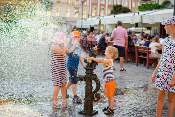 Wrocław Polska Sierpnia 2017 Dzieci Bawiące Się Ręczną Pompą Wody — Zdjęcie stockowe