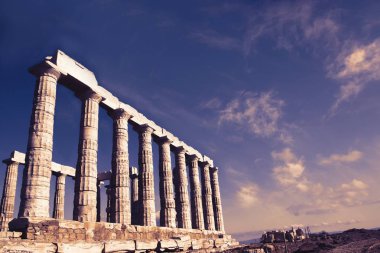 Poseidon Tapınağı ve mavi gökyüzü ile beyaz bulutlar. Cape Sounion, Yunanistan. Tonda fotoğraf