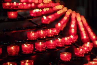 Bir kilise kırmızı mumlar yanan çok