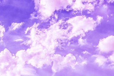 Hafif mor gökyüzü arka plan. Güzel gökyüzü beyaz bulutlar ile. Tonda mor