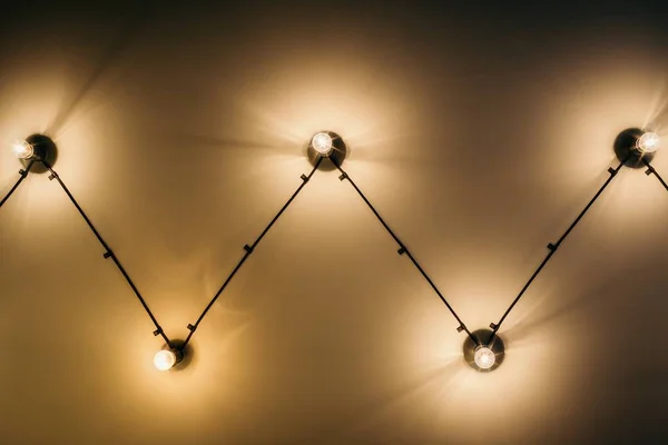 Vijf lampen zijn aangestoken. Geel licht. Letter W — Stockfoto