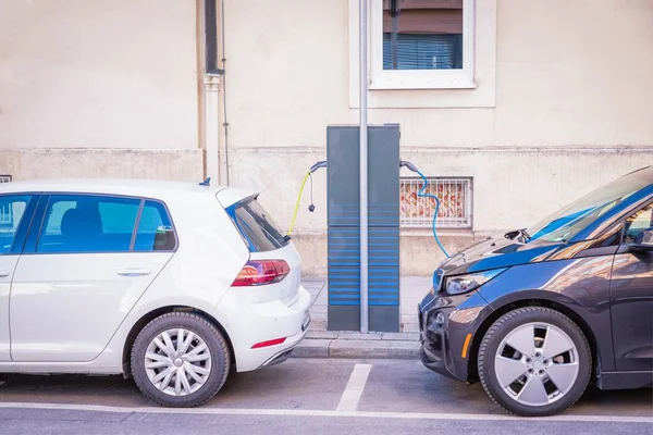 Beyaz ve siyah elektrikli otomobil fiyat istemek. Ekoloji kavramı.