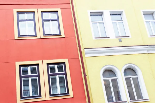 Color coral y fachada amarilla de las casas. Fragmento, detalles. Praga, República Checa — Foto de Stock