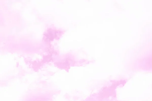 Cielo rosado pastel con nubes blancas esponjosas. Parece una textura de mármol — Foto de Stock