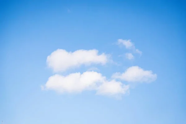 Пушистые белые облака на голубом фоне неба . — стоковое фото