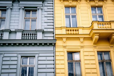 Gri ve sarı cephe evlerin. Ayrıntılar. Prague, Çek Cumhuriyeti