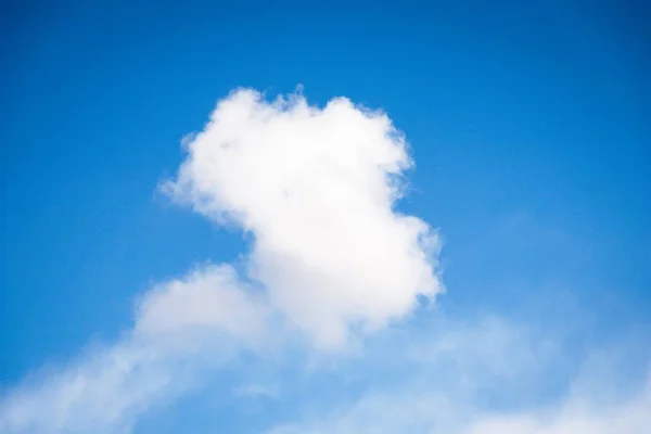 Vita moln på blå färg sky bakgrunden — Stockfoto