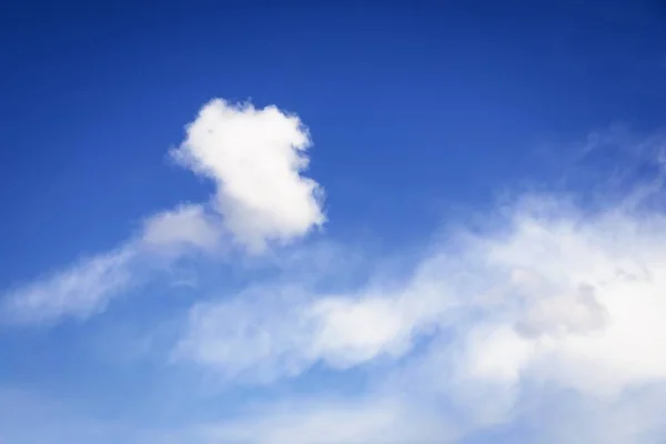 Белые облака на голубом фоне неба цвета — стоковое фото
