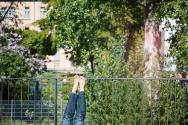 Mens bacaklar ve şehir merkezinde güneşlenme yalınayak. Parça, ayrıntıları