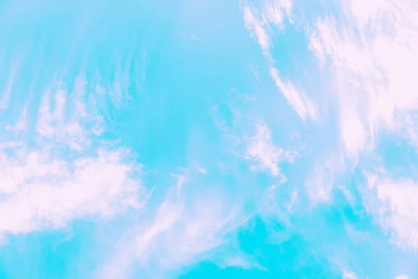 Céu azul turquesa com nuvens cirro cumulus. Céu fundo — Fotografia de Stock