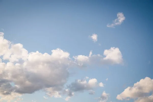 Vackra vita mjuka fluffiga moln på en blå himmel bakgrund — Stockfoto