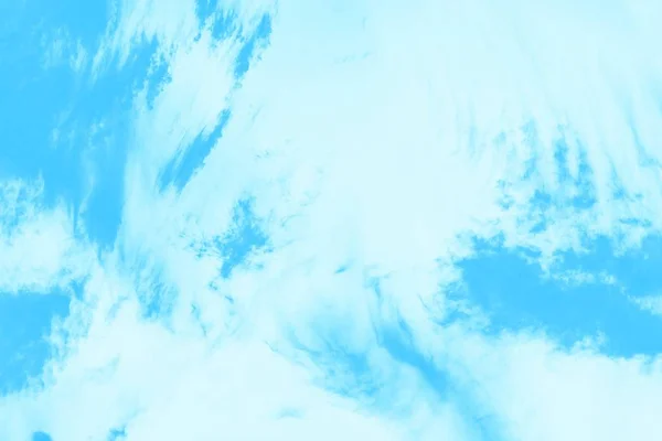 Cielo turchese blu con nubi di cirro cumulus. Sfondo cielo — Foto Stock