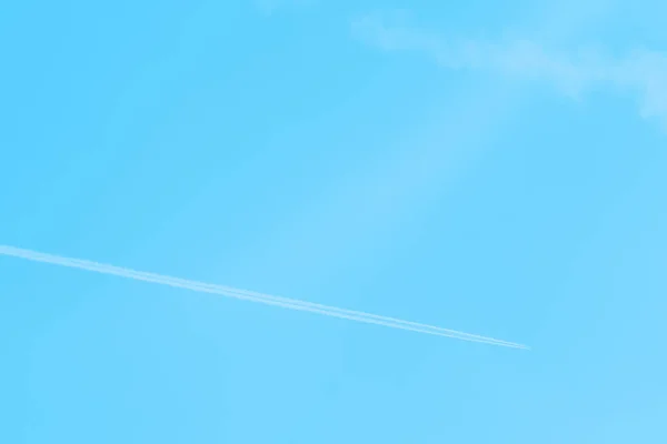 飛行機や飛行の機体が澄んだ青い空に飛行機雲と。コピー スペース. — ストック写真
