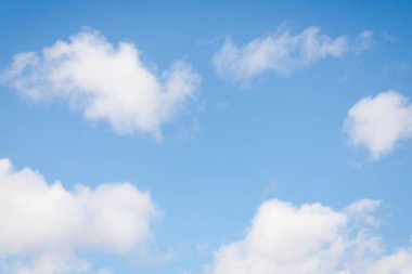 Mavi bir arkaplanda güzel, tüylü bulutlar.