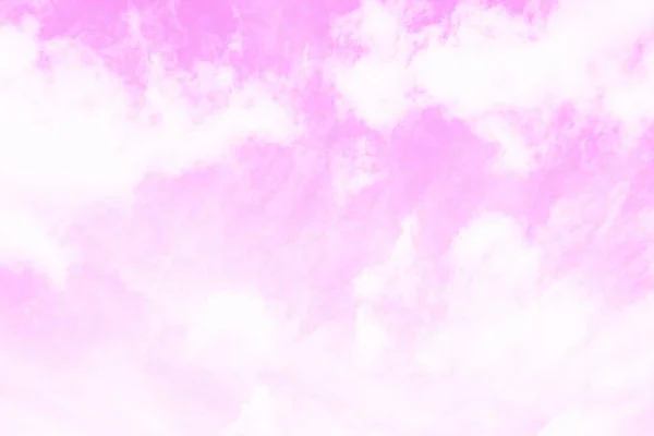 Cielo rosado con nubes blancas esponjosas. Fondo del cielo — Foto de Stock