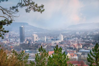 Panoramik manzaralı tepeler, tarihi kent merkezine ve kule. Jena, Almanya
