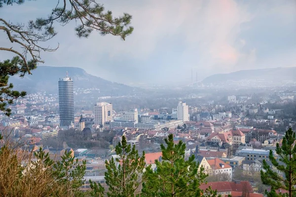 Panoramautsikt över kullarna, gamla staden och tornet. Jena, Tyskland — Stockfoto