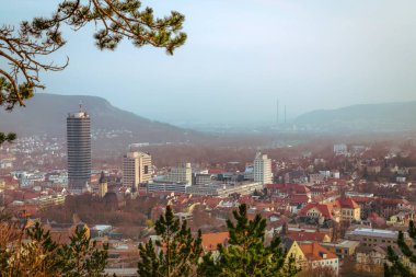 Panoramik manzaralı tepeler, tarihi kent merkezine ve kule. Doğusunda bulunan Jena, Thüringen, Almanya