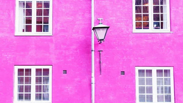 Fuchsia-Farbwand, Straßenlaterne und vier Fenster. 16: 9 — Stockfoto