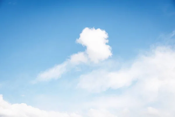 Nubes blancas esponjosas en el fondo del cielo de color azul — Foto de Stock