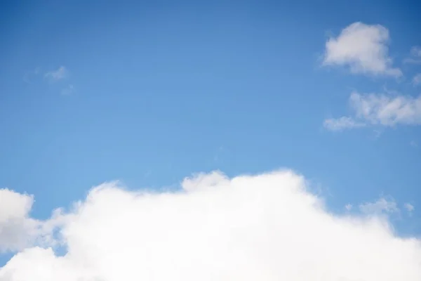 Fluffy big white cloud on the blue sky background — Stock Photo, Image