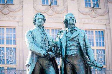 Ünlü heykel dolusu Goethe ve Schiller, Weimar, Almanya