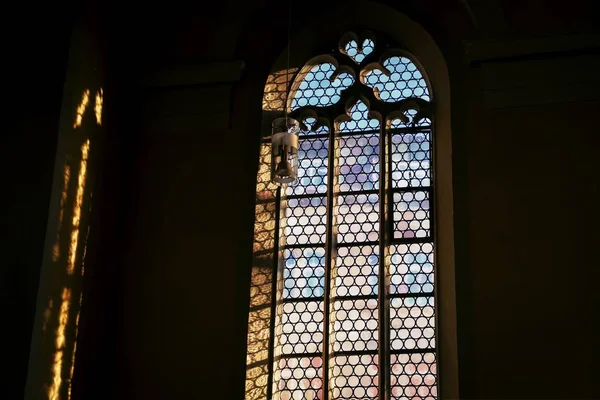 Belle fenêtre et une lampe dans l'église catholique allemande. Lumière et ombre — Photo