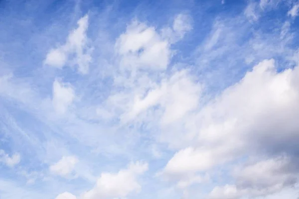 Piękne błękitne niebo z chmur cirrocumulus biały. Miękkie i delikatne. — Zdjęcie stockowe