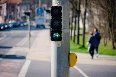 Parlak yeşil trafik sokak lambası veya bisiklet için sinyal lambası
