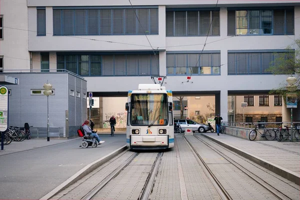 Jena, Germania. 23 marzo 2019. tram bianco in attesa alla sua fermata — Foto Stock