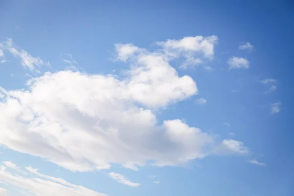 Пушистое белое облако на голубом фоне неба — стоковое фото