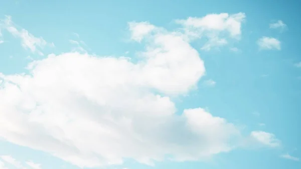 Fluffigt vitt moln på blå akvamarin färg himmel bakgrund. 16:9 — Stockfoto