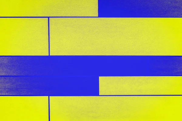 Ярко-голубой и желтый потрепанный геометрический фон — стоковое фото