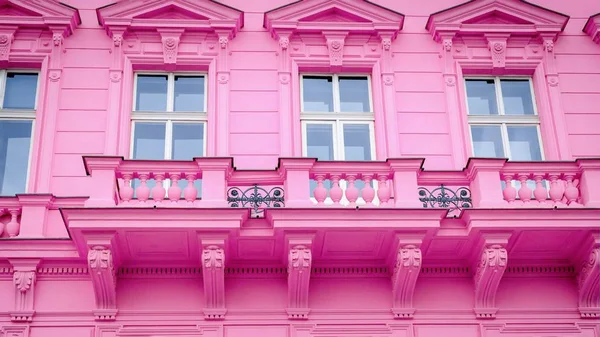 Balkonları olan güzel pembe ev. Parlak pembe cephe. Şey