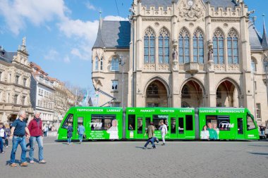 Erfurt, Almanya. 7 Nisan 2019. Şehir merkezindeki güzel eski mimari ve modern yeşil tramvay