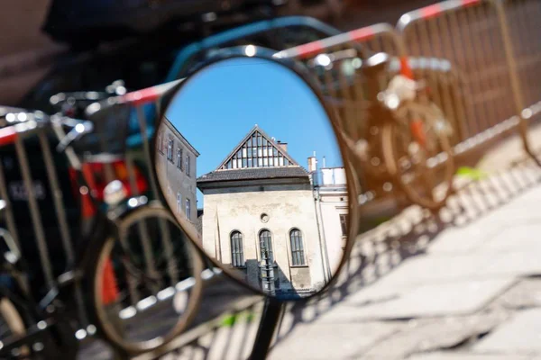 Réflexion miroir. Juif Kazimierz district de Cracovie, Haute Synagogue. Journée ensoleillée — Photo