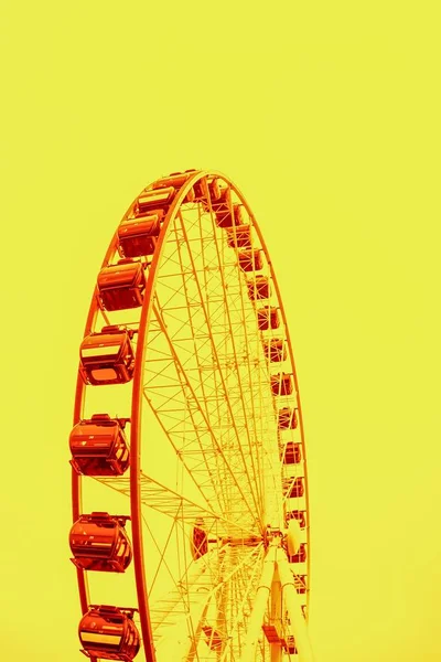 Roue orange ferris sur un fond jaune vif — Photo