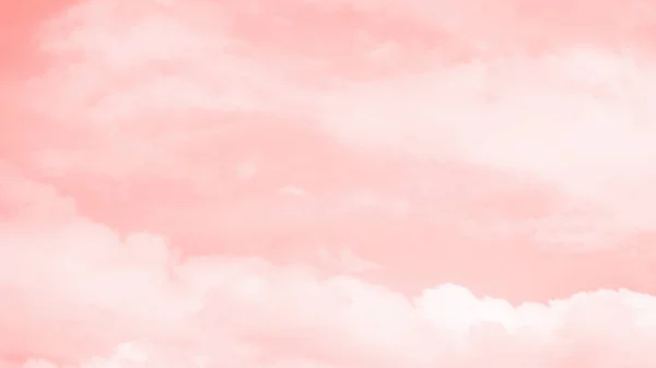 흰색 구름과 분홍색 산호 색 하늘 배경입니다. 16:9 파노라마 형식. 산호 그라데이션 배경 — 스톡 사진