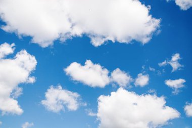 Mavi gökyüzü arka planda inanılmaz beyaz kabarık bulutlar